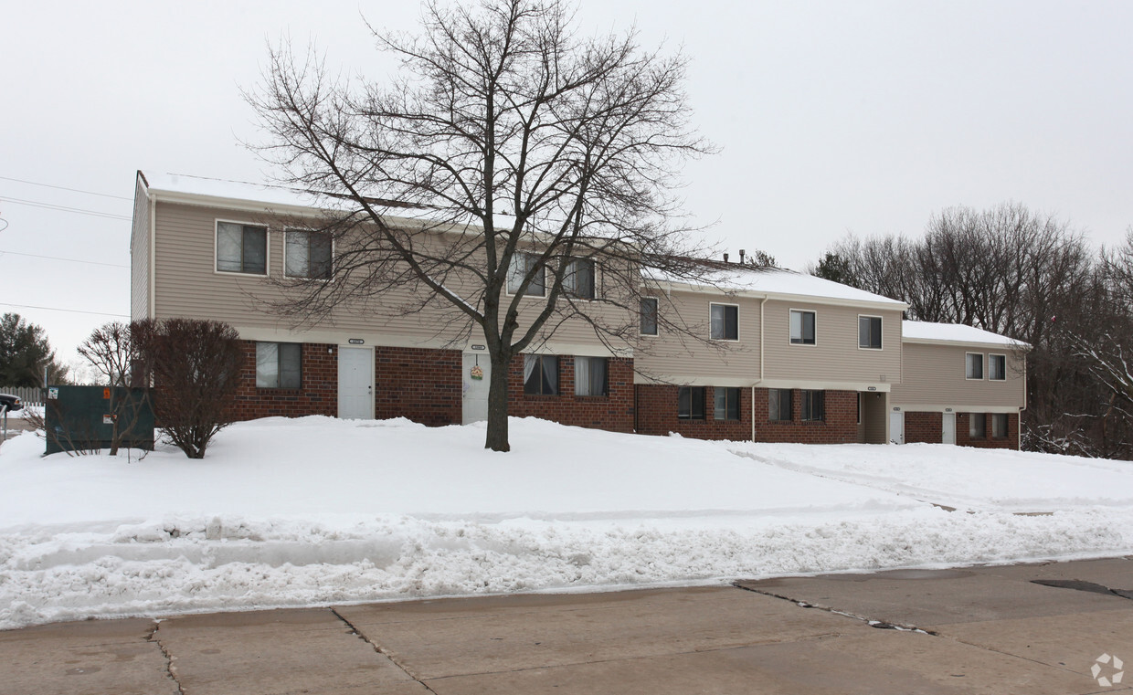 Building Photo - Deerfield Woods Apartments