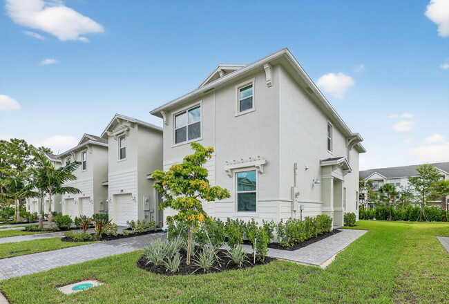 Building Photo - 311 SE Crossoak Ln