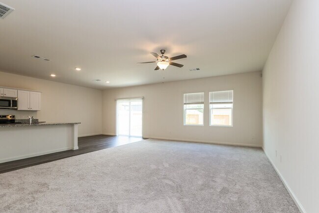 Foto del edificio - 15322 Abella Drive