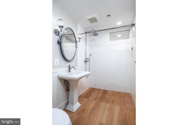 Foto del edificio - 4444 Alton Pl NW