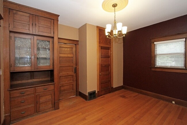 Building Photo - HIstoric 4 bedroom-Available NOW!