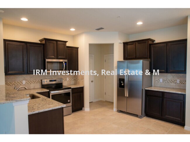 Building Photo - 3 Bedroom Townhouse, corner unit