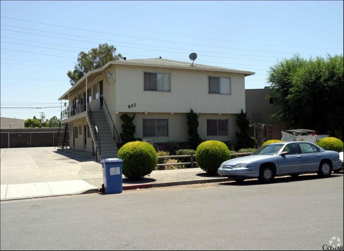 Building Photo - 832 Deland