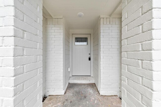 Building Photo - 3635 Oakhall Dr