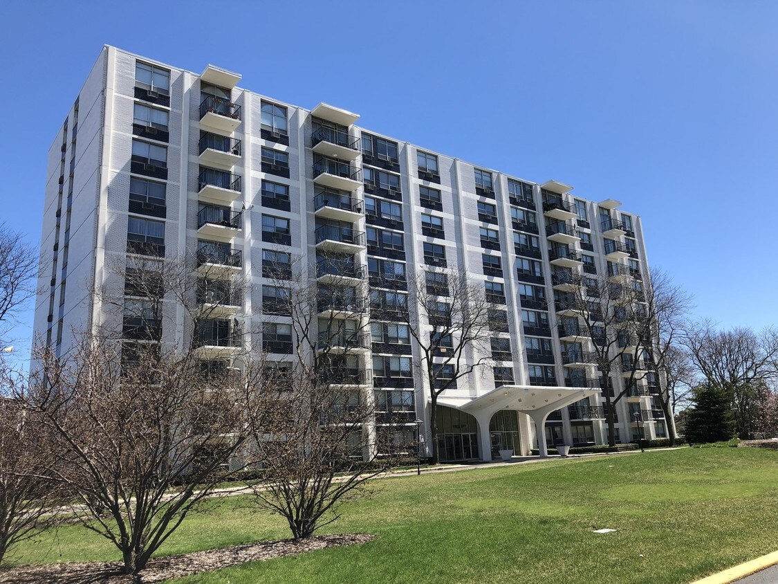 Foto principal - 9001 Golf Rd