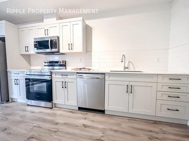 Building Photo - 50% OFF YOUR FIRST MONTHS RENT! AMAZING 1 ...