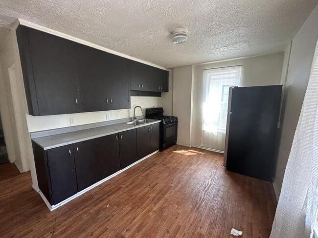 Building Photo - 560 600 E