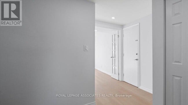 Building Photo - 27 Janlyn Crescent