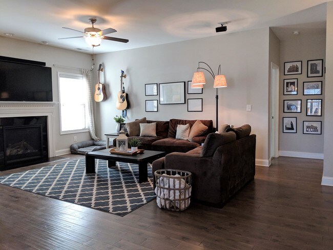 Foto del edificio - 265 Almond Dr