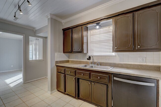 Building Photo - 4 bed, 2 bath house in mustang schools