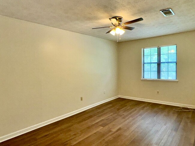 Building Photo - 5870 Sheldon Ct