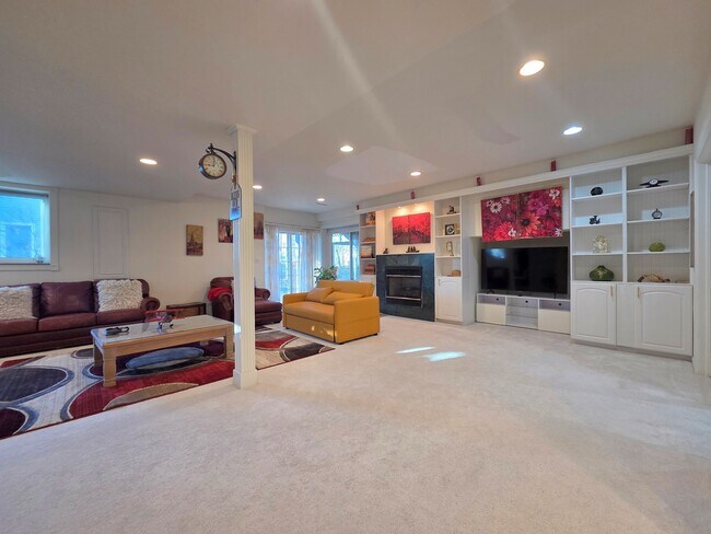 Foto del edificio - 1025 Rosewood Dr