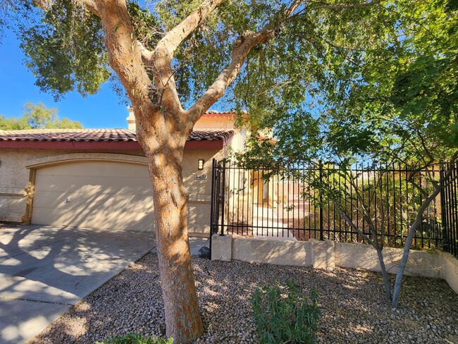 Building Photo - 3 Bedroom Patio Home in Joshua Village Nea...