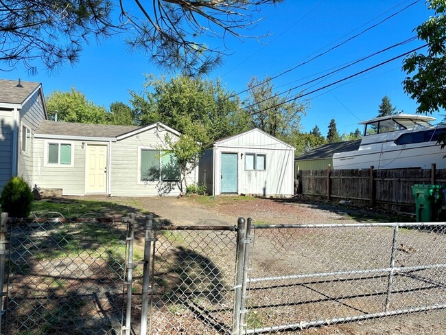Building Photo - Powellhurst-Gilbert Updated 4 Bedroom/2 Ba...