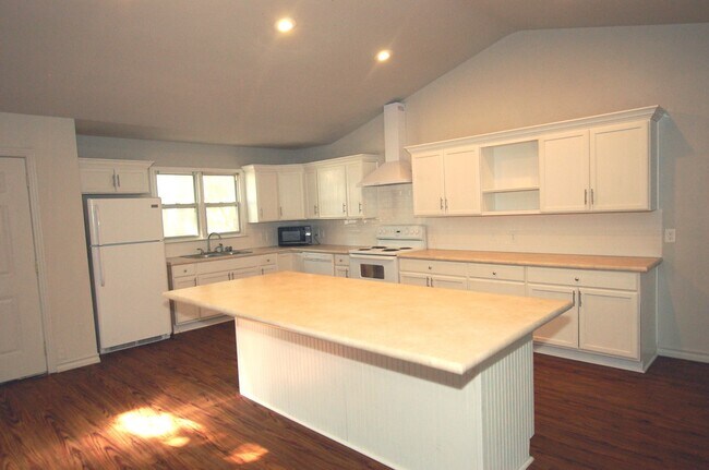 Building Photo - Great 3 Bedroom 2 Bath Located Near Texas ...