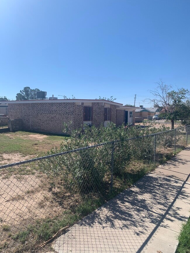 Foto del edificio - 9343 Elgin Dr