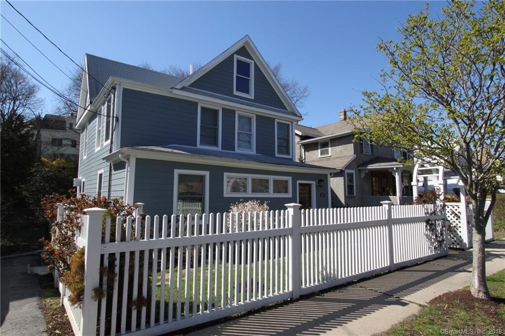 Primary Photo - 240 Davis Ave