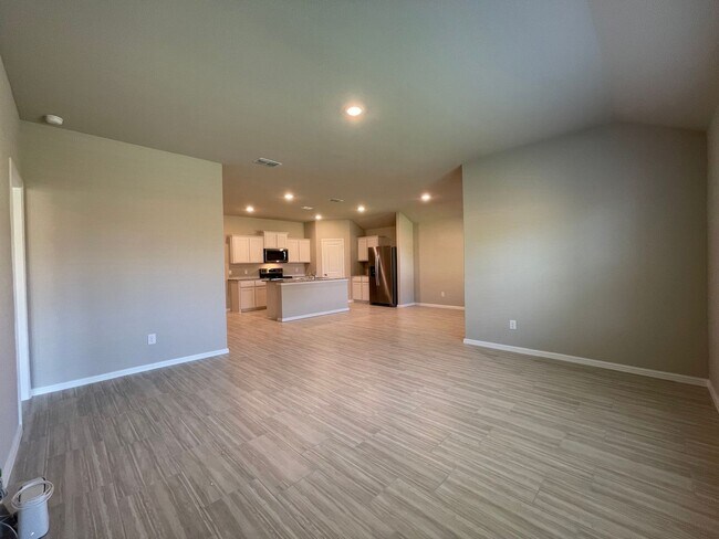 Foto del edificio - AVAILABLE NOW 4 BEDROOM 2 BATH NEW CONSTRU...
