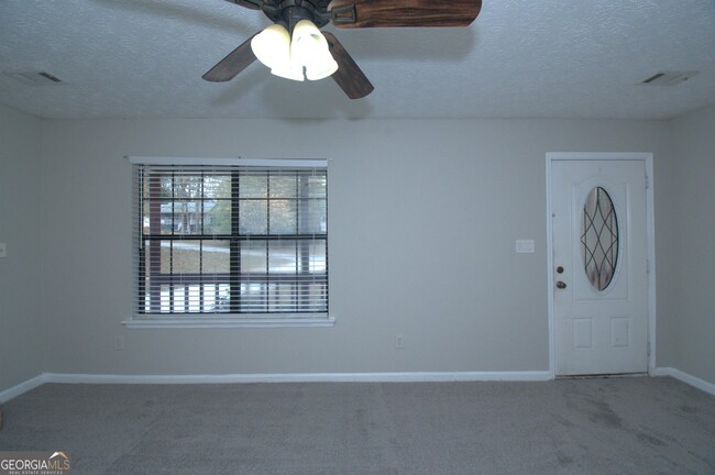 Foto del edificio - 321 Summerwood Ln