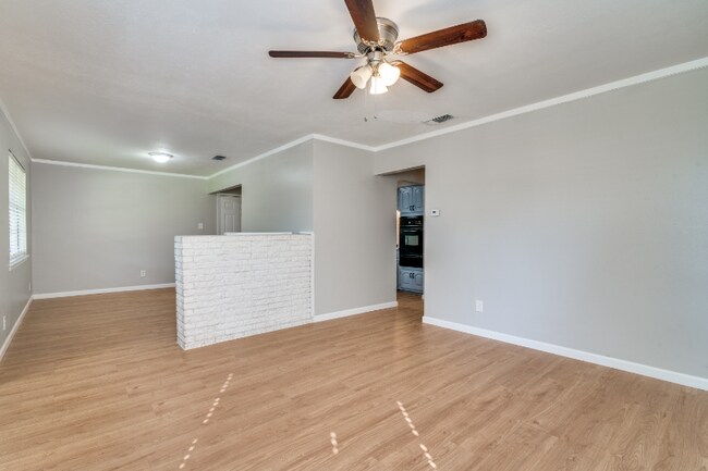 Foto del edificio - 404 Valentine Ln