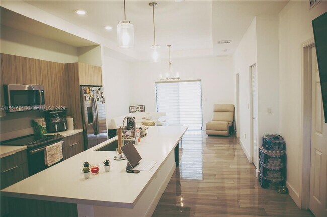 Foto del edificio - 7819 NW 104th Ave