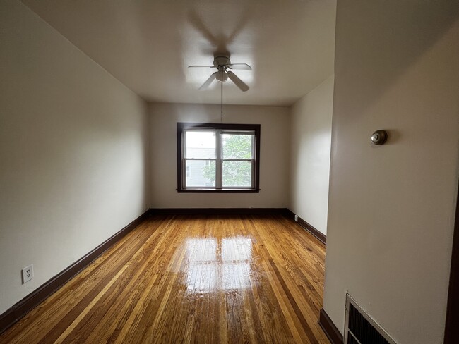 Building Photo - 4954 W Dickens Ave