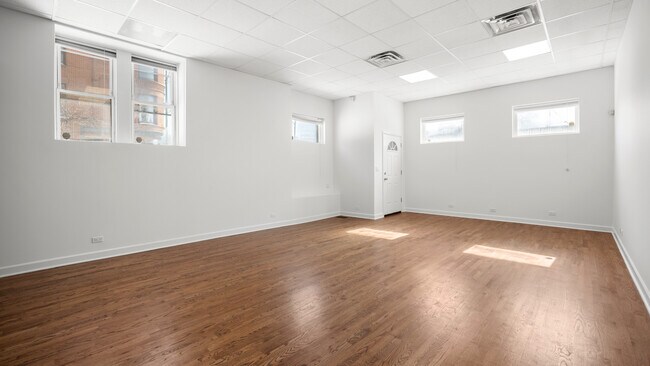 Foto del edificio - 1200 W Grand Ave
