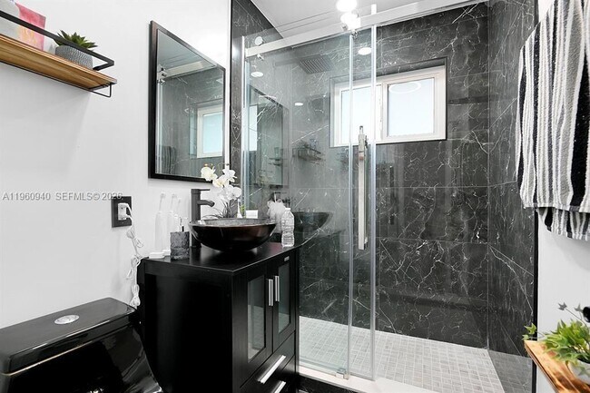 Foto del edificio - 7831 Hope St