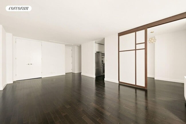 Foto del edificio - 161 W 61st St