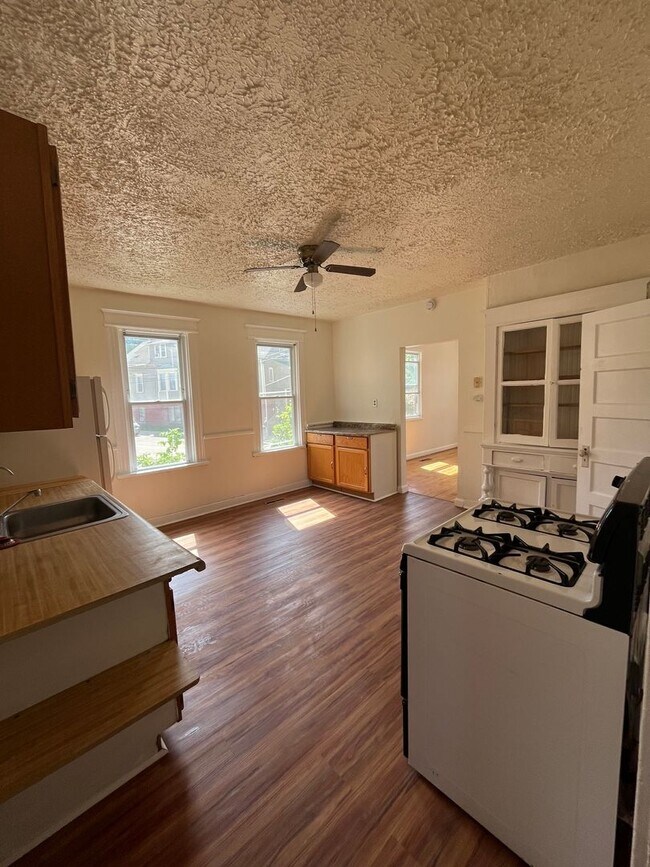 Building Photo - 2 bed 1 bath located right off Brady St