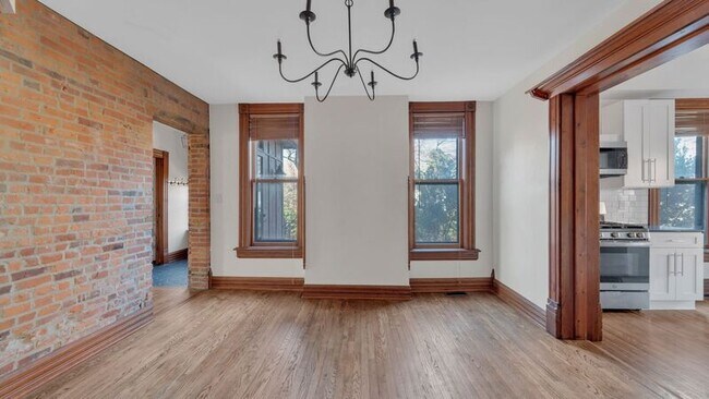 Building Photo - 129-131-131 E Sycamore St