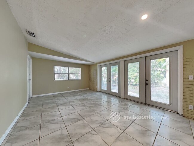 Building Photo - 8009 Somerset Ln