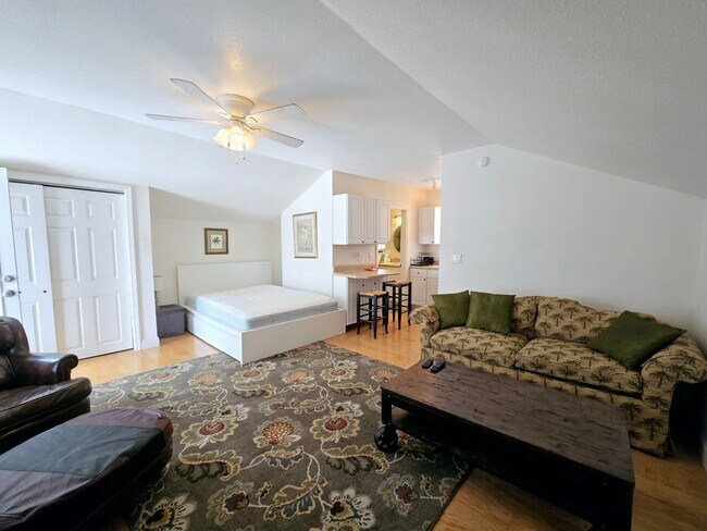 Foto del edificio - Charming Upstairs Studio Apartment | 4805 Valhalla Ln, Plant City, FL 33565