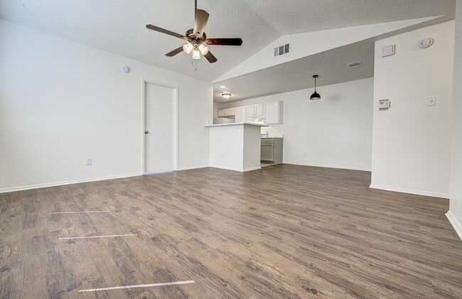 Foto del edificio - 8120 West Gate Blvd