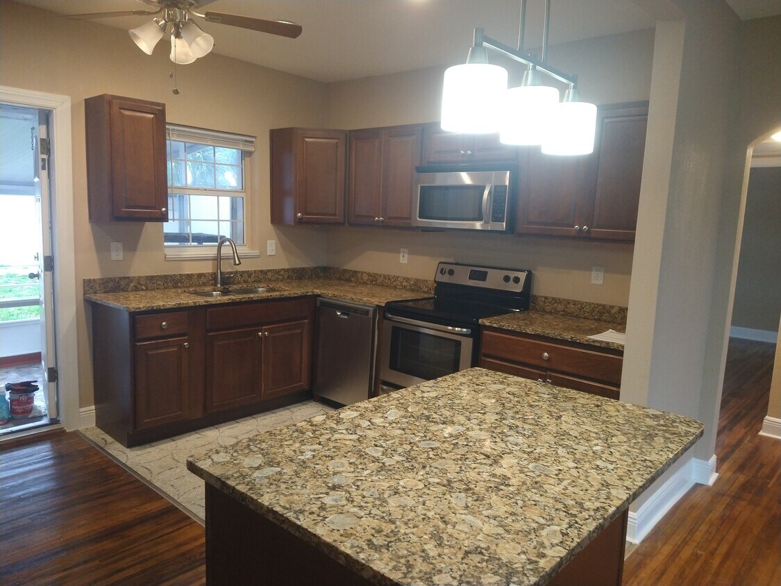 Foto principal - 3933 1st St NE