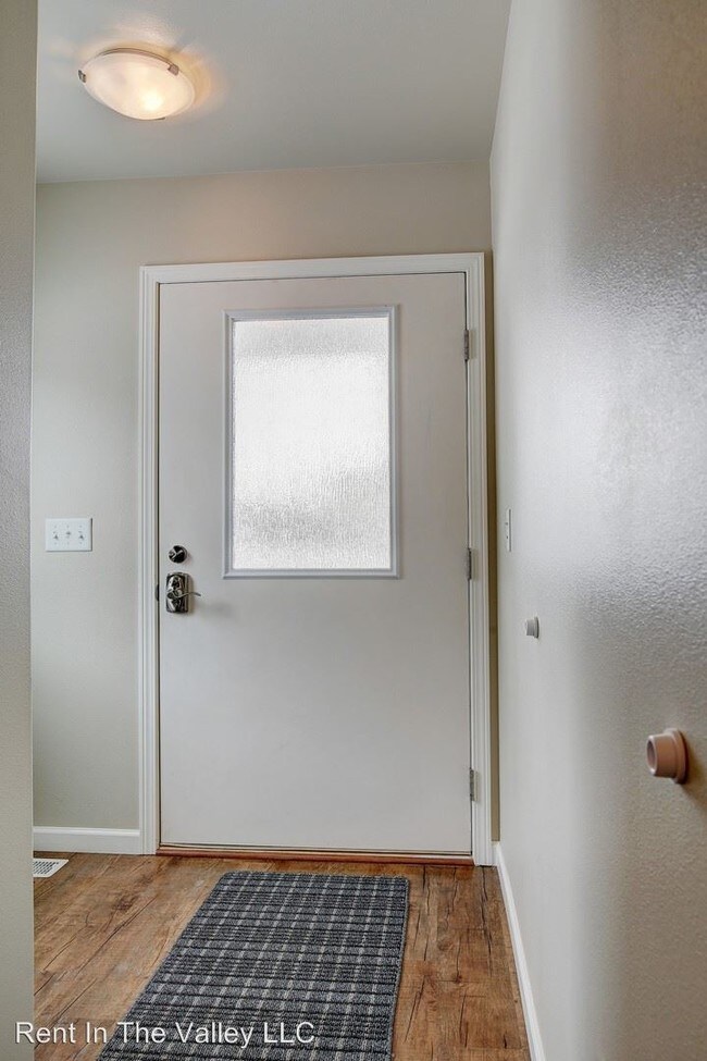 Building Photo - 1600 Kinzi Circle