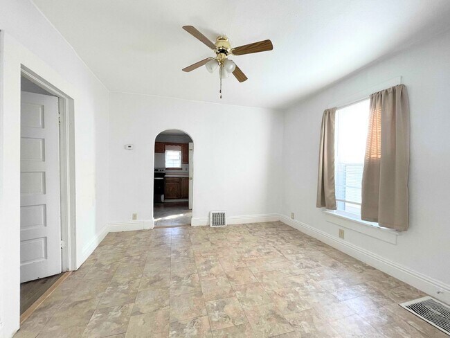 Building Photo - Two Story - 3 bed 2 bath home