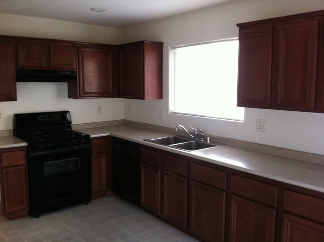 Building Photo - 833 Bernini St