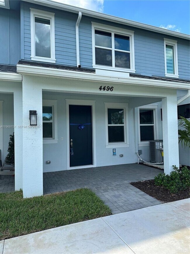 Foto del edificio - 4496 Longwood Lake Sq