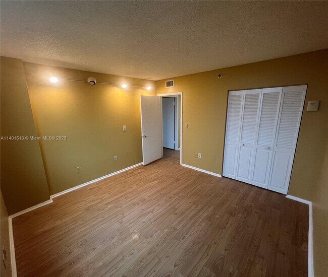 Building Photo - 919 Hillcrest Dr