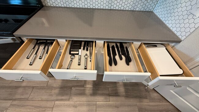 Foto del edificio - 5945 Hopkins Dr