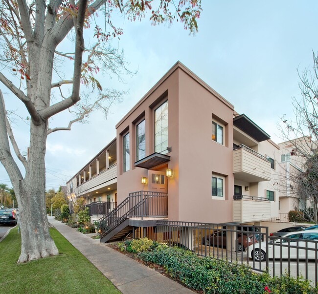 Building Photo - Luxe West