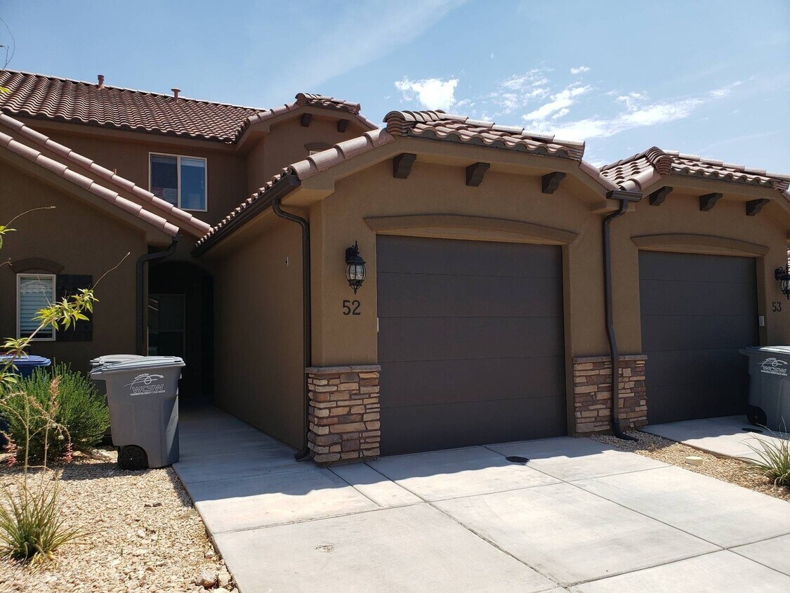 Foto principal - Gorgeous 3 bedroom 2.5 baths with great am...