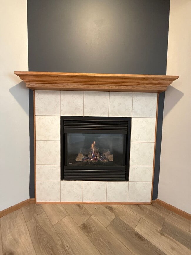 Building Photo - Large 2 Bedroom, 2 Bath apartment with 2 car garage