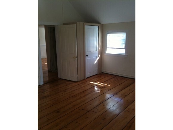 Building Photo - 1711 W Woodstock Rd