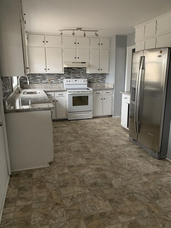 Building Photo - 2208 Colonial Circle