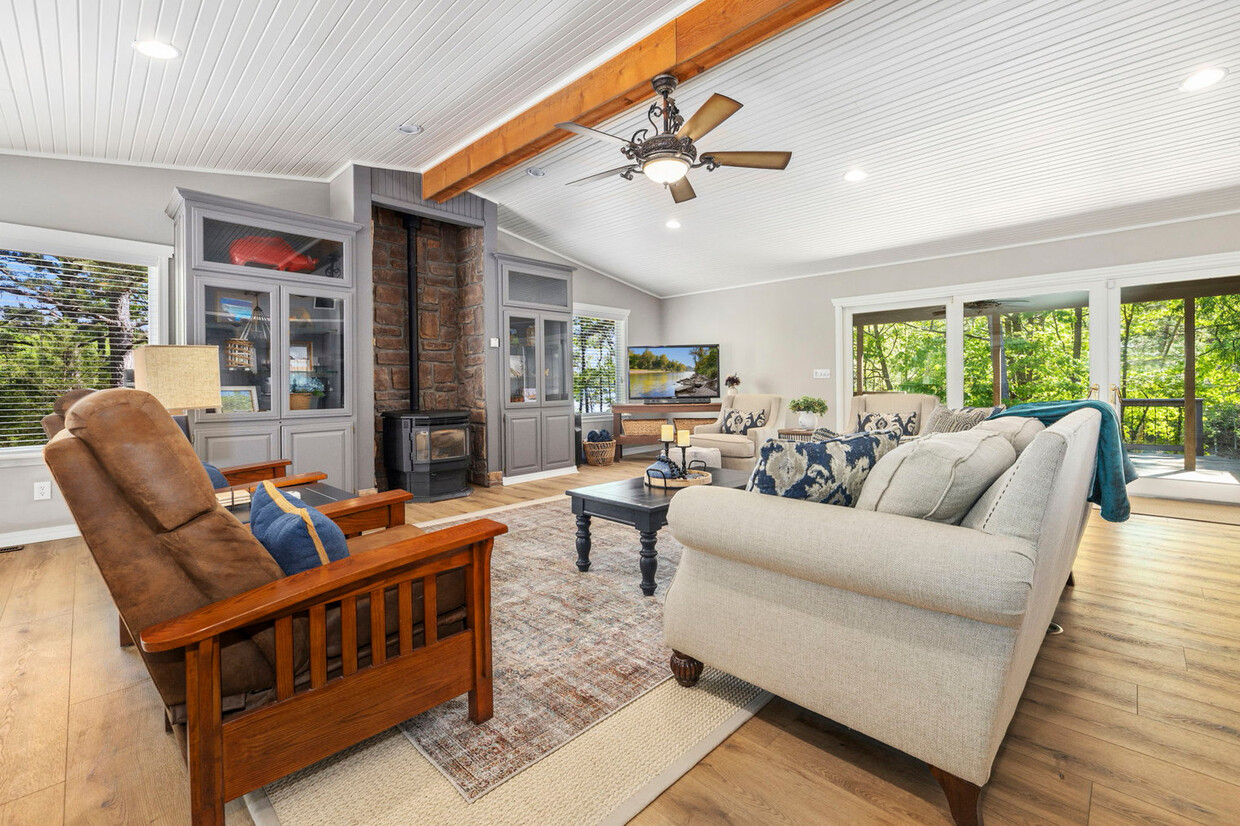 Foto principal - 10135 Elizabeth Dr