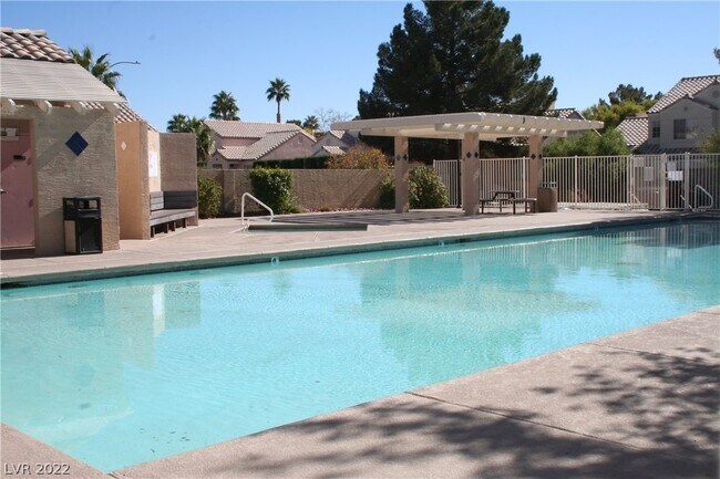 Building Photo - 5700 Cliff Point