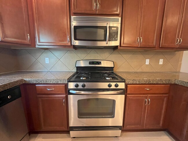 Building Photo - Bright & Spacious St. Johns Townhouse with...