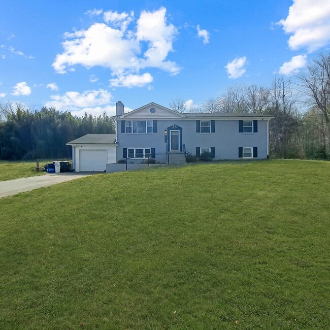 Building Photo - Pet Friendly Mid-Century Modern 4/Bedroom,...